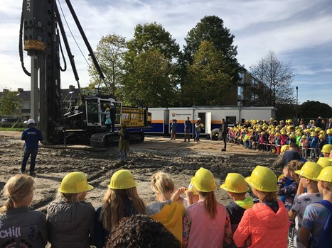 Feestelijke paal geslagen nieuwbouw Verhoeff-Rollmanschool in Bodegraven